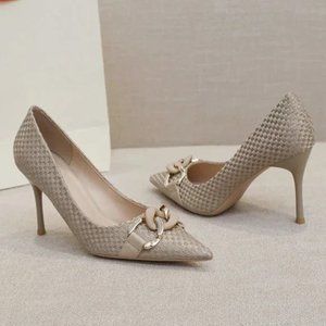 The new fashion and sexy pumps with pointed toes